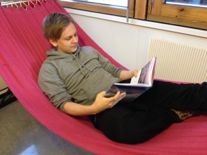 Simen slapper av i hengekøya. Juryklassen har fått en egen lesekrok på biblioteket. 
