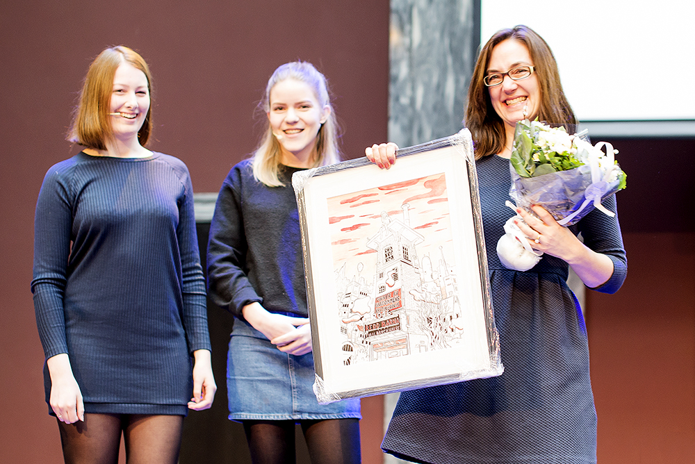 Maiken Salomonsen (Aust-Lofoten vgs) og Helene Thorkildsen (Horten vgs) deler ut prisen til Tiril Broch Aakre i 2016